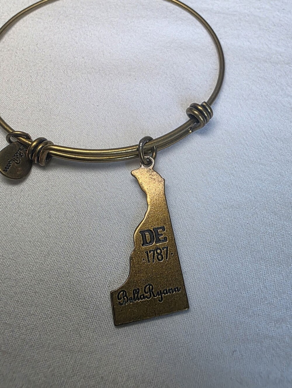 Bells Ryann Antique Gold 'First State' Delaware Charm Bangle Bracelet - Picture 4 of 4